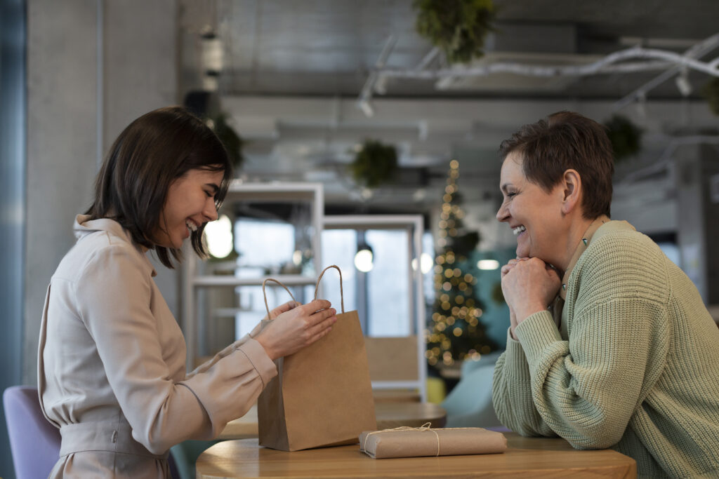 Une commerçante offre un cadeau à une cliente