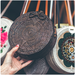 Cliente qui achète un article dans une boutique de souvenirs