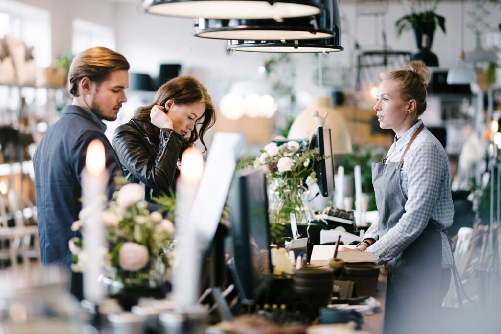 Photos de clients en caisse adhérant au programme de fidélité du magasin