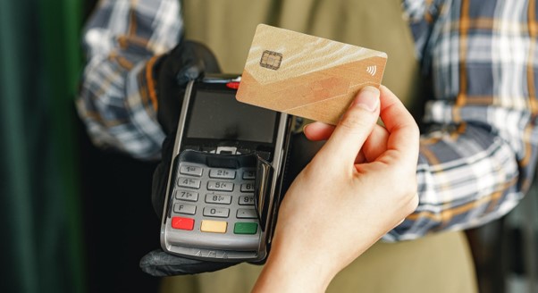 Client qui paie avec sa carte bancaire en sans contact