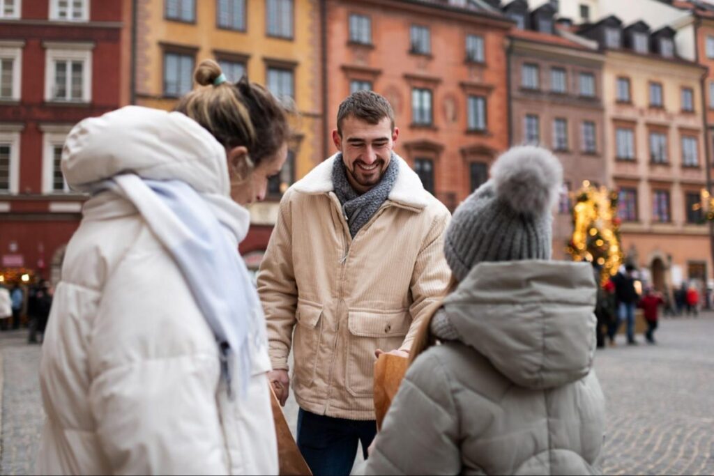Photo d'un manager de centre-ville qui discutent avec des habitants dans une rue du centre-ville