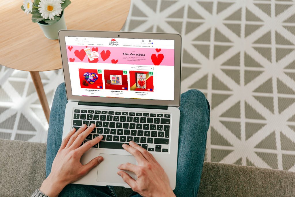 Photo d'une personne consultant les offres spéciales d'une boutique pour la fête des mères sur son site web