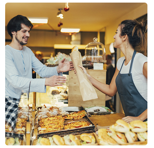 Client qui profite d'un bon plan grâce à son programme de fidélité