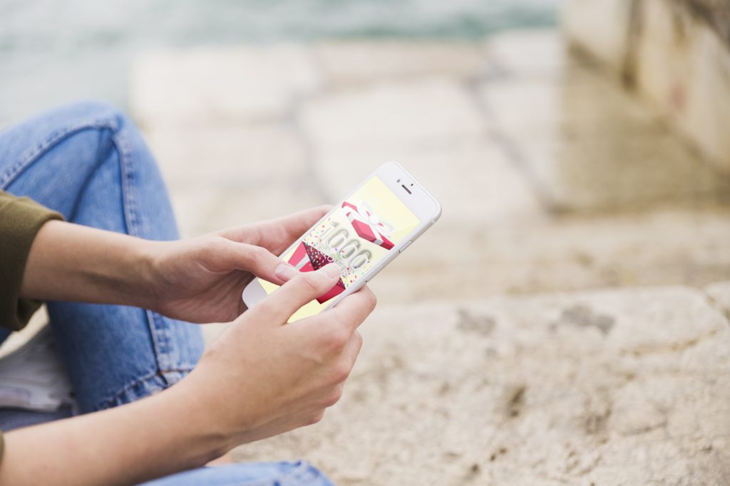 Programme de parrainage Loyalty Operator Photo d'une personne tenant son téléphone portable à la main.