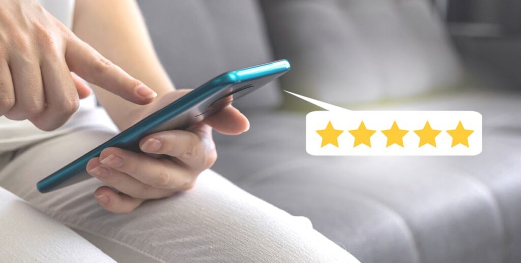 Mesurer l'efficacité des campagnes avec des questionnaires Photo conceptuelle d'un client notant son expérience d'achat depuis son smartphone