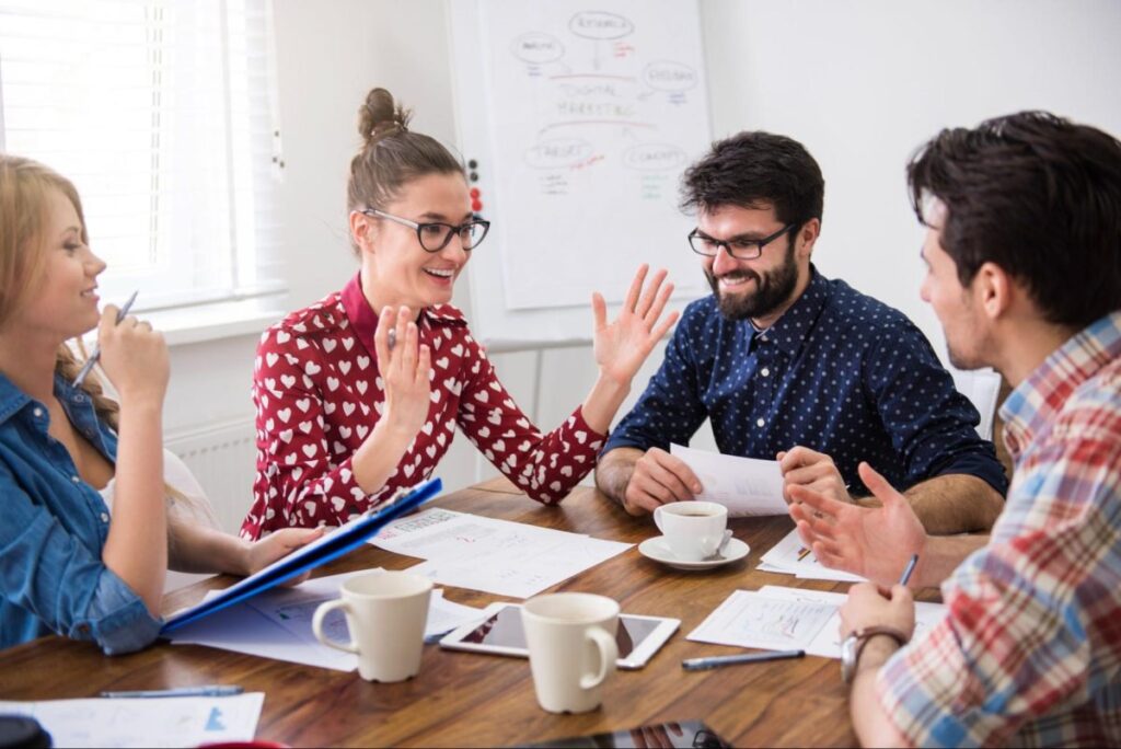 Photo d'un atelier de travail entre plusieurs personnes réunies autour d'une table