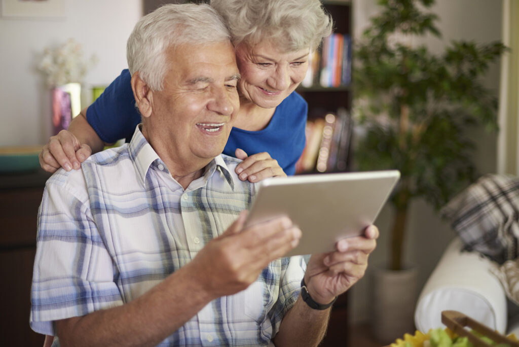 Couple de seniors regardant une tablette