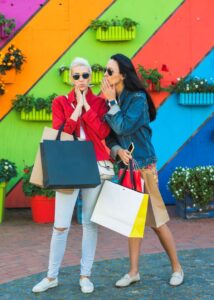 Deux amies s'échangent des bons plans shopping - ADELYA Deux amies s'échangent des bons plans shopping