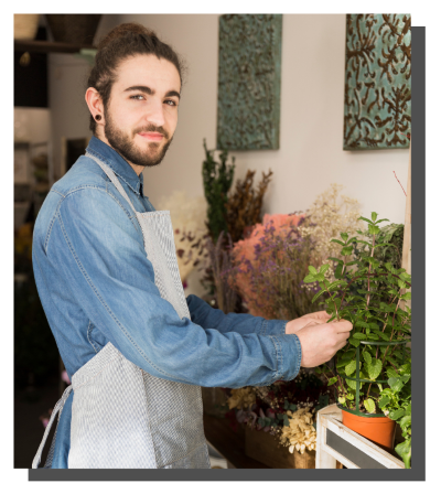 jeune fleuriste souriant