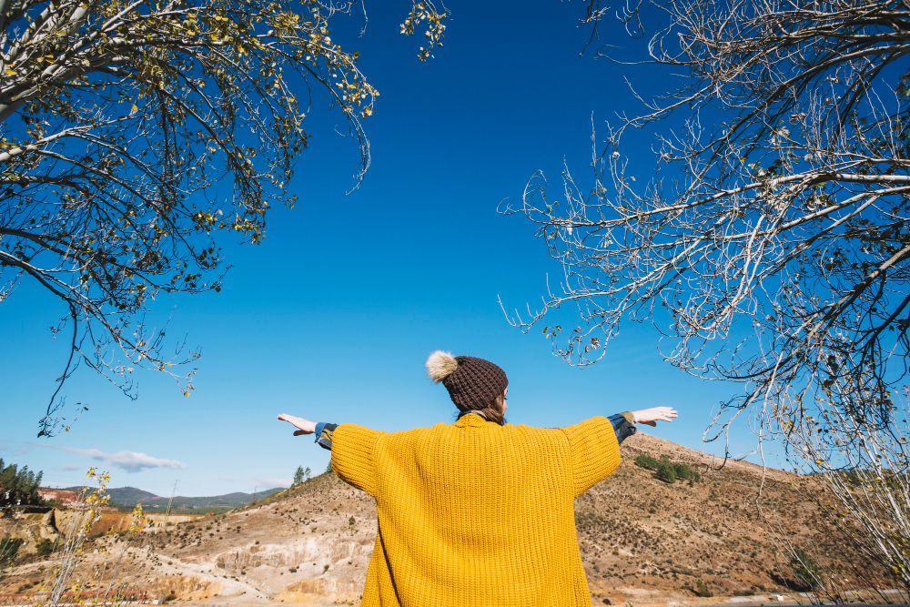 Une personne admire un ciel bleu, les bras écartés. © freepik.com - ADELYA Une personne admire un ciel bleu, les bras écartés. © freepik.com