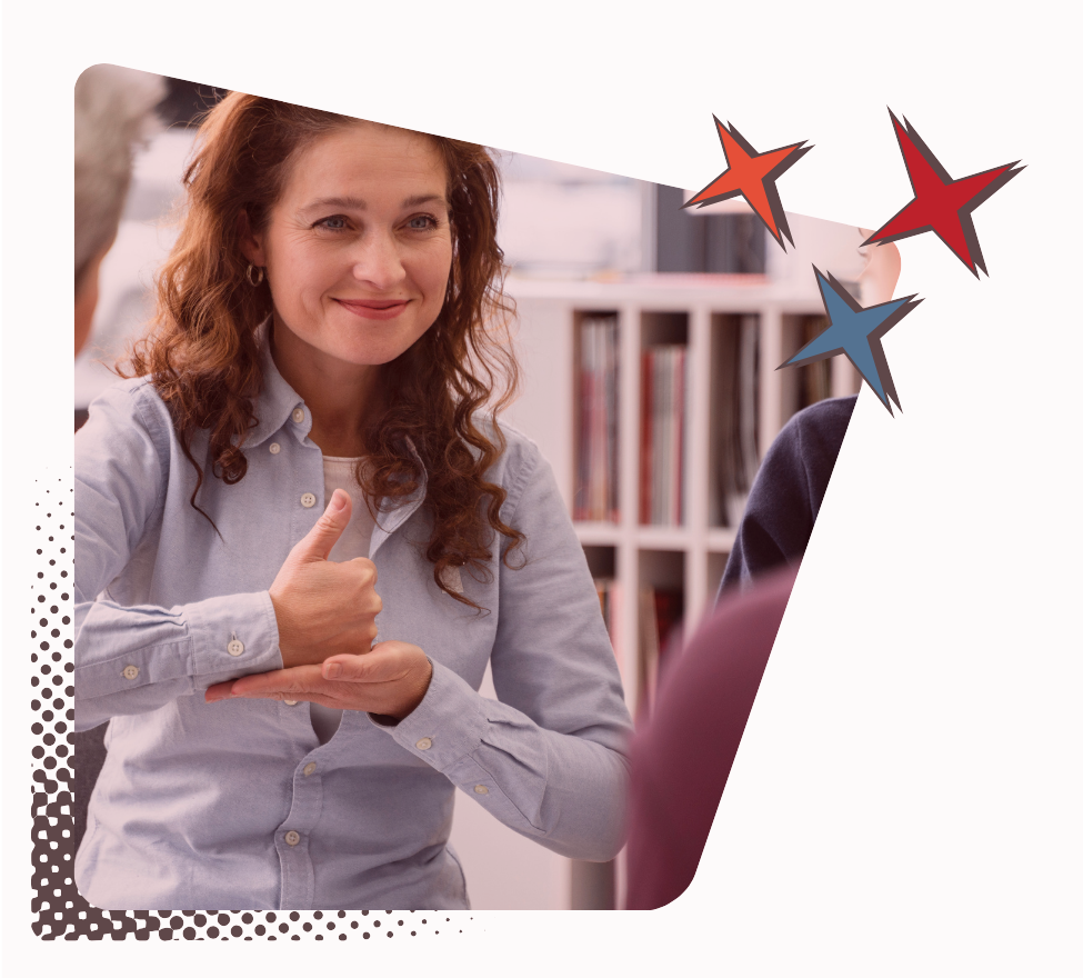 Une jeune femme souriante lève le pouce en l'air