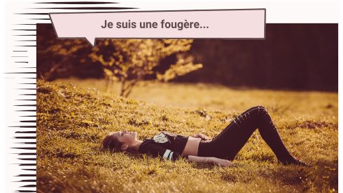 Une jeune fille est allongée dans l’herbe et pense être une fougère.