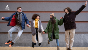 Etudiant sautant de joie grâce aux visites touristiques - ADELYA Etudiant sautant de joie grâce aux visites touristiques