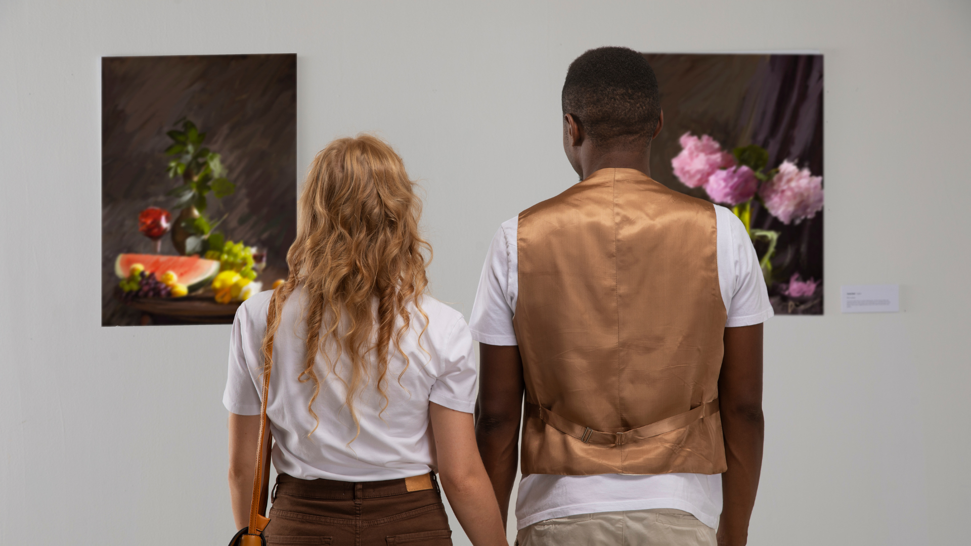 Etudiant au musée devant des tableaux