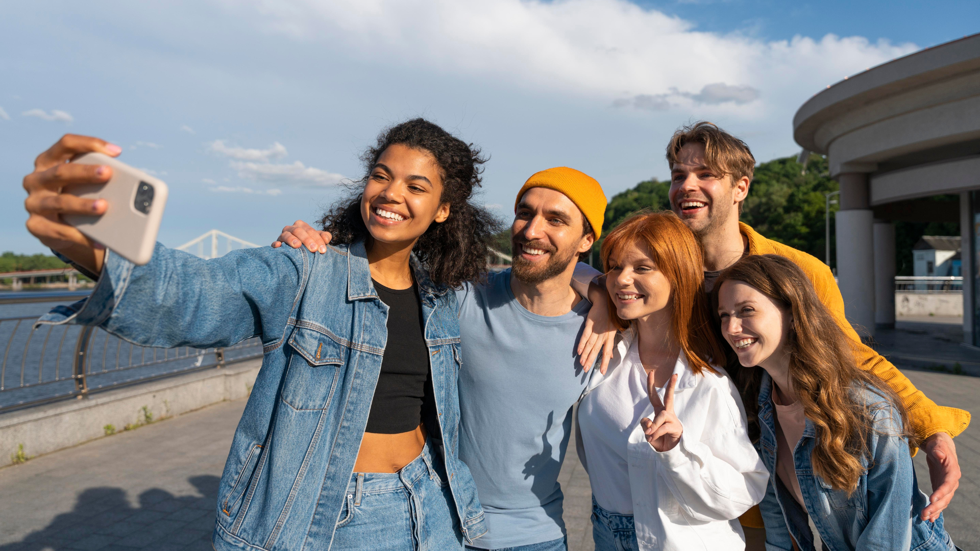 Jeunes qui se prennent en selfie